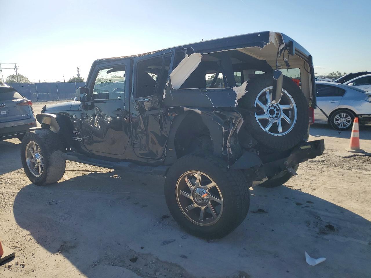 2017 Jeep Wrangler Unlimited Sahara - Фото 2