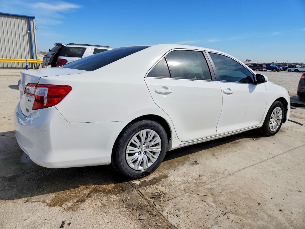 2013 Toyota Camry Hybrid Le - Image 3