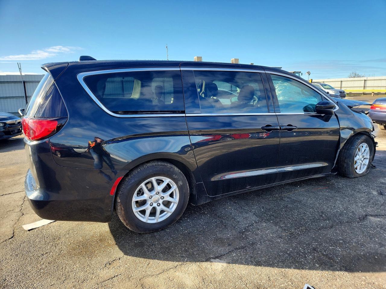 2017 Chrysler Pacifica Touring - Фото 3