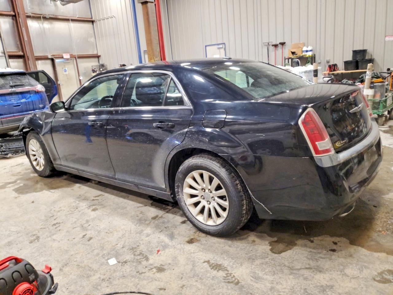 2012 Chrysler 300 - Фото 2