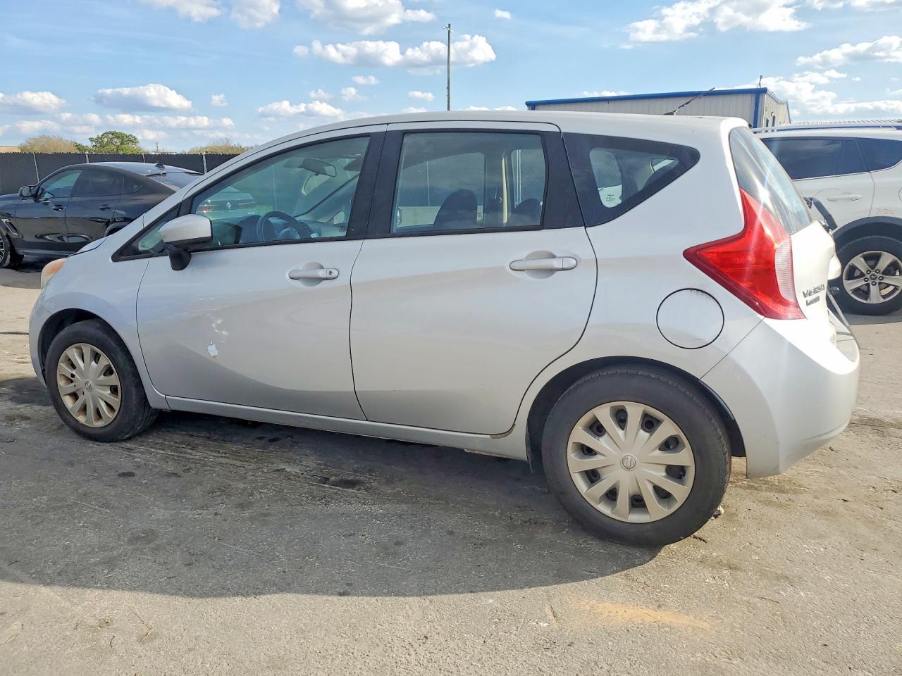 2015 Niss Versa Note S - Фото 2