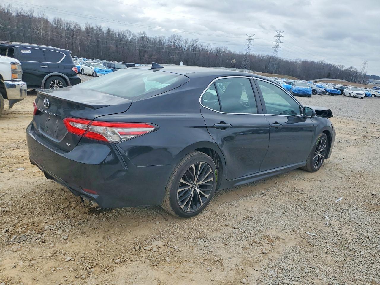 2019 Toyota Camry Se - Фото 3