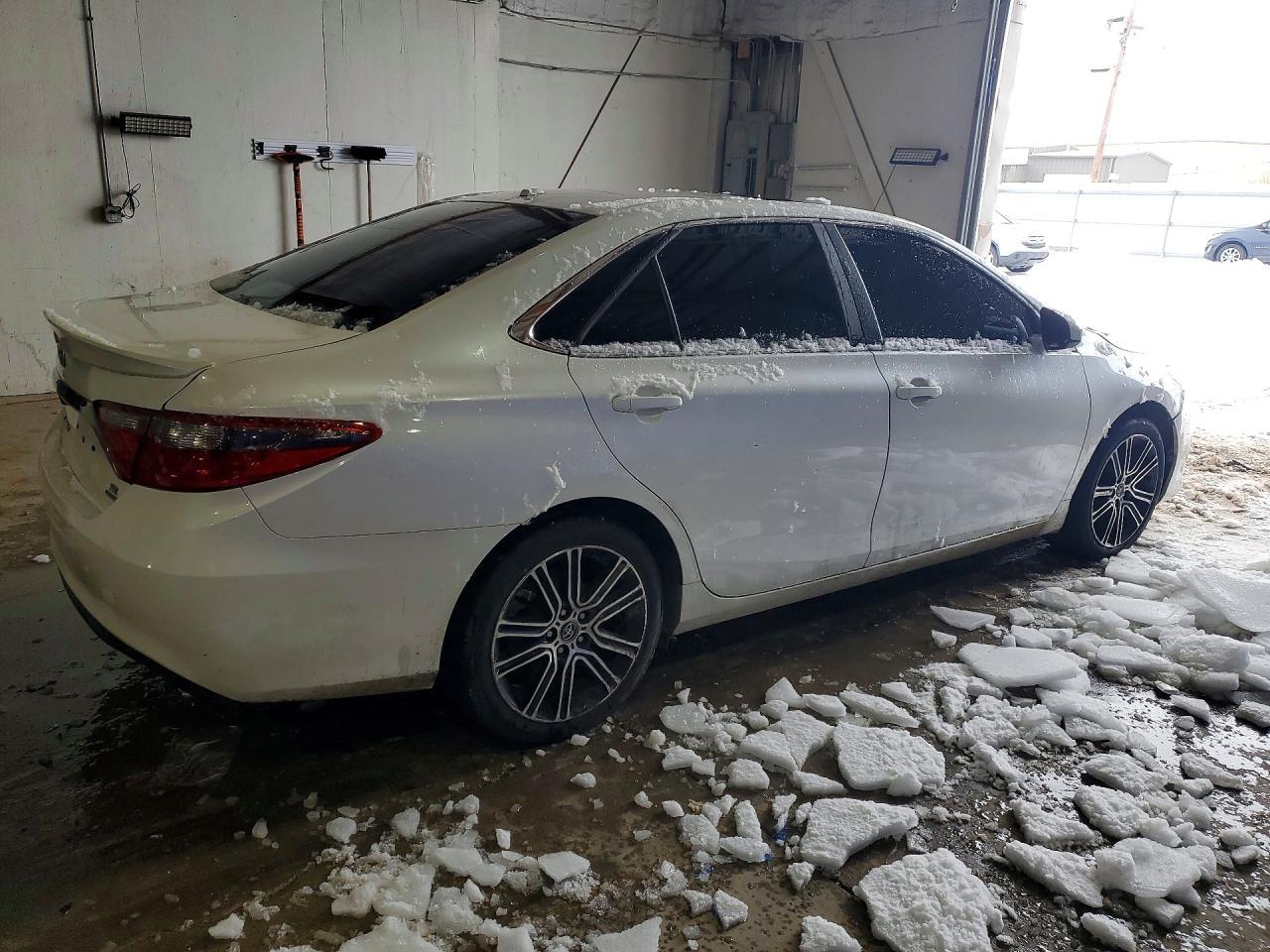 2016 Toyota Camry Le - Фото 3
