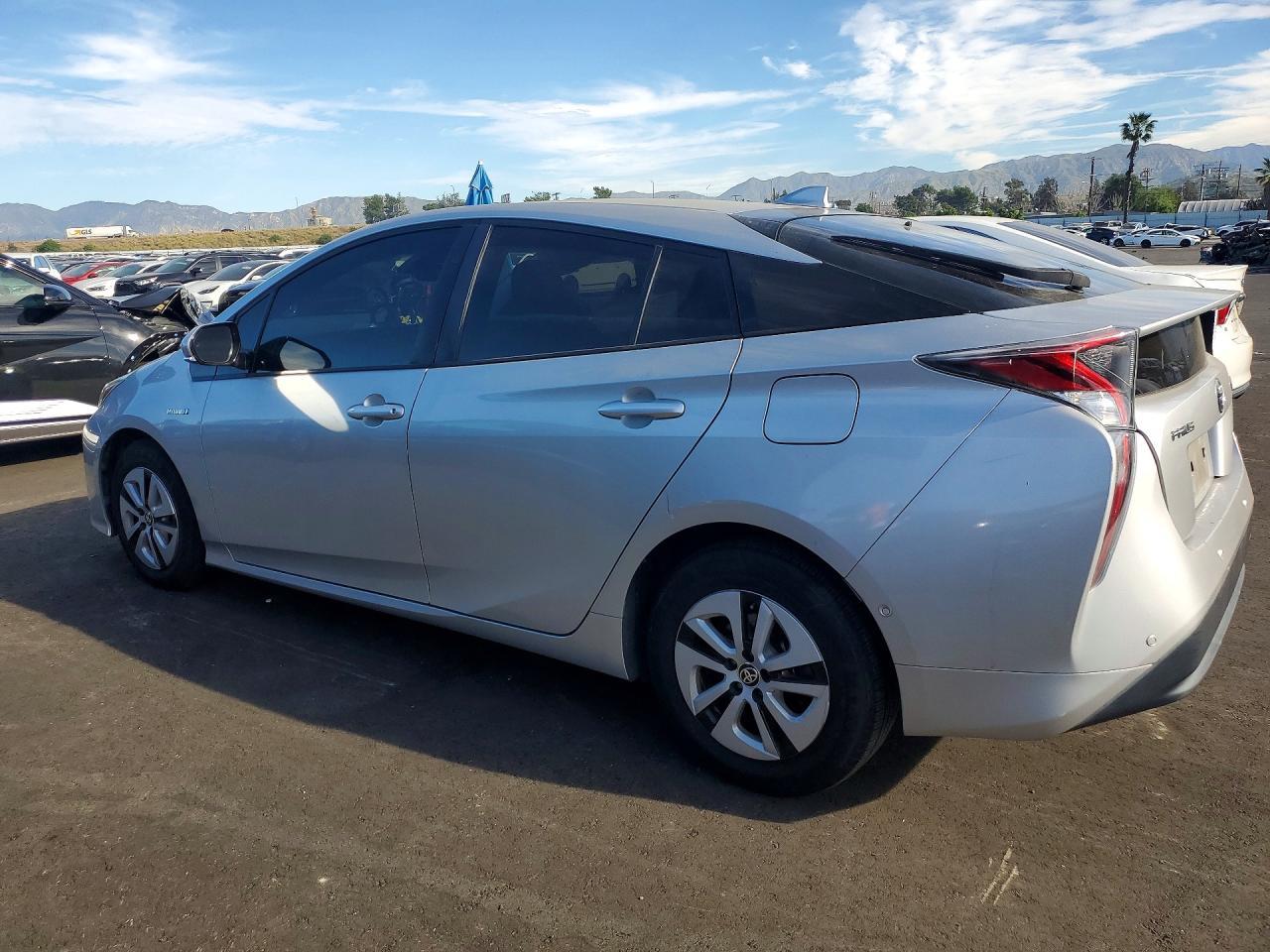 2018 Toyota Prius Three - Фото 2