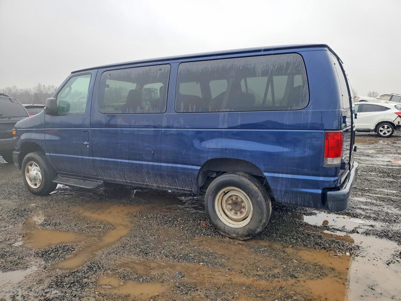 2011 Ford Econoline E350 Super Duty Wagon - Фото 2