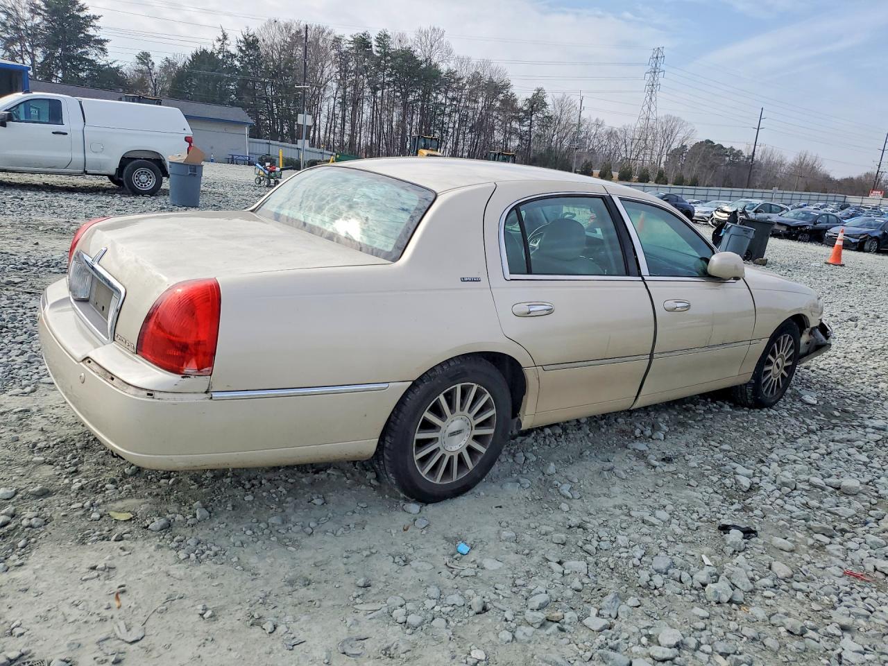2003 Lincoln Town Car Signature - Фото 3