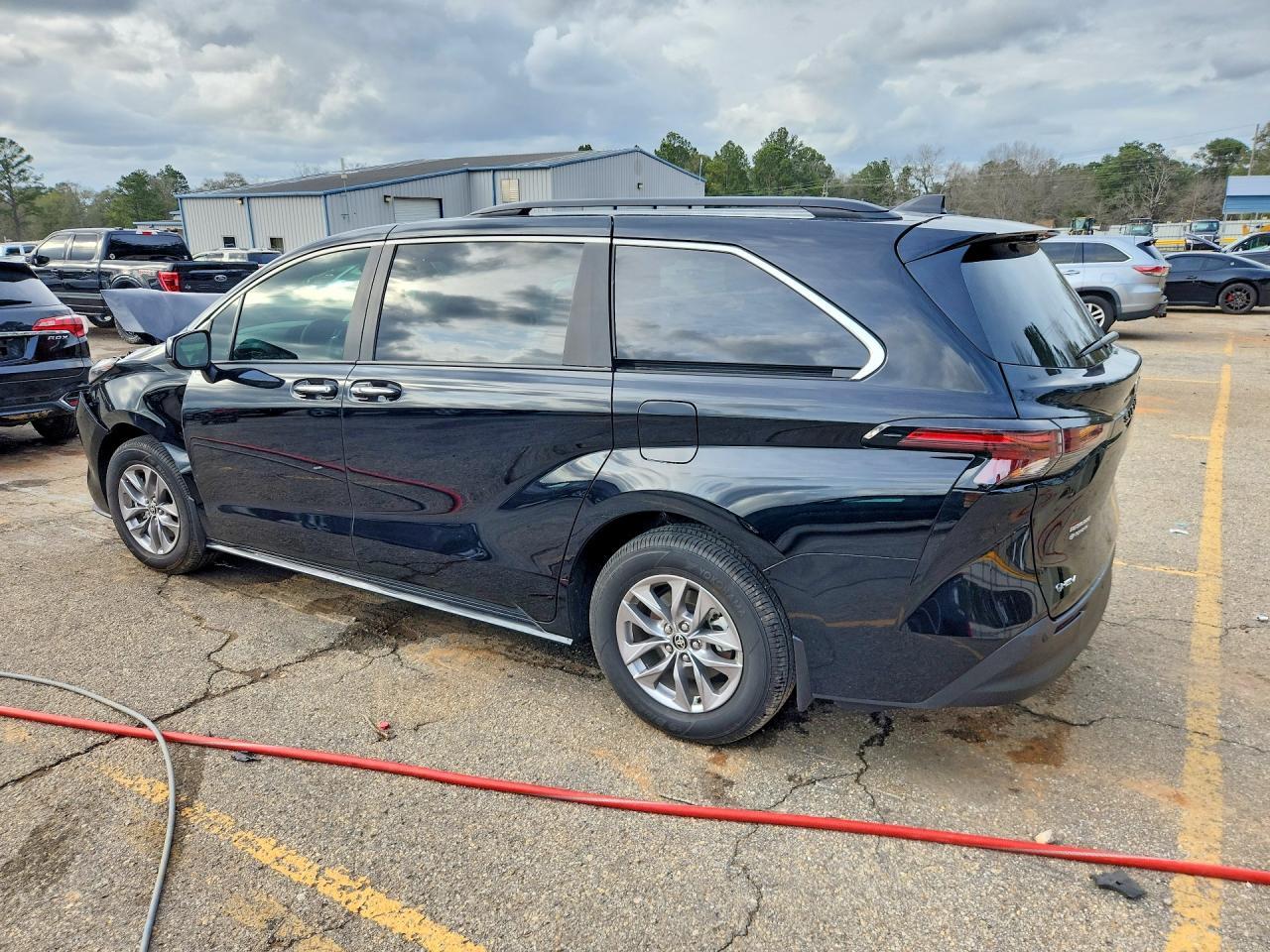2025 Toyota Sienna Xle 8-Passenger - Фото 2