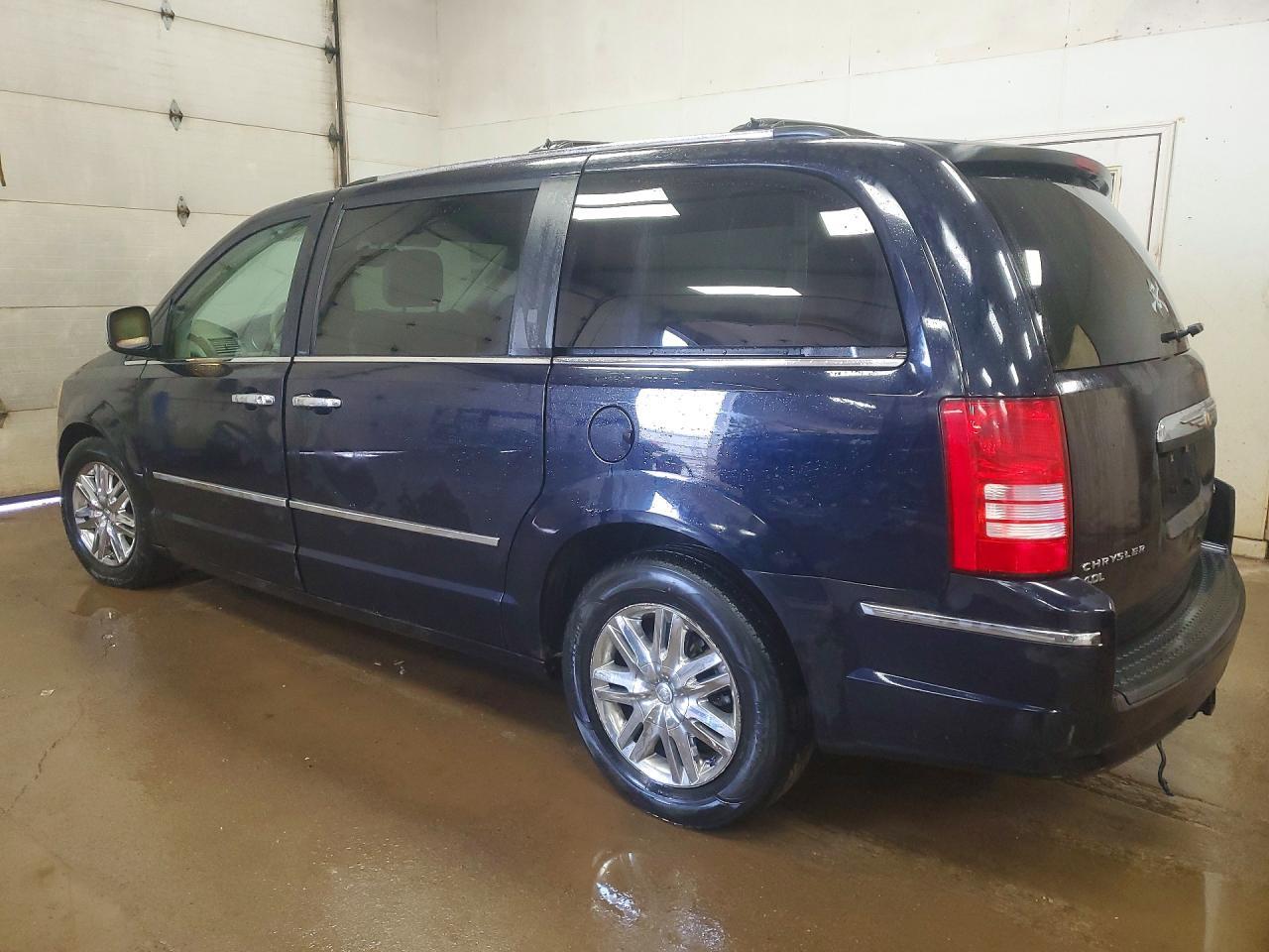 2010 Chrysler Town & Country Limited - Фото 2