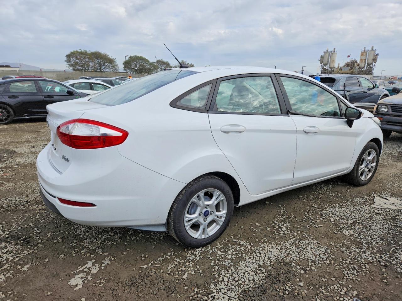 2016 Ford Fiesta Se - Фото 3