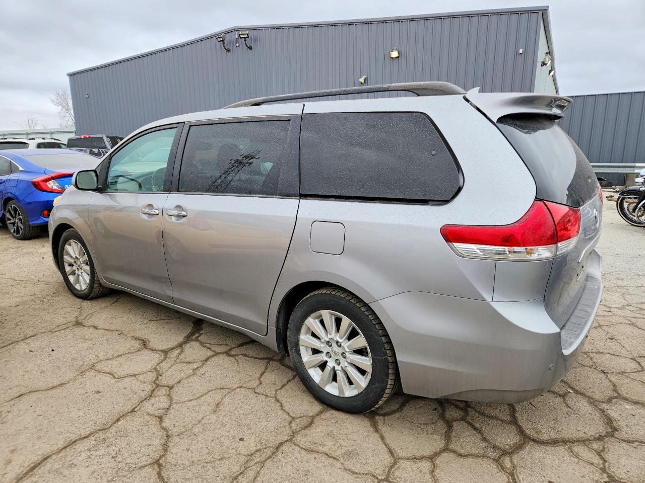 2012 Toyota Sienna - Фото 2