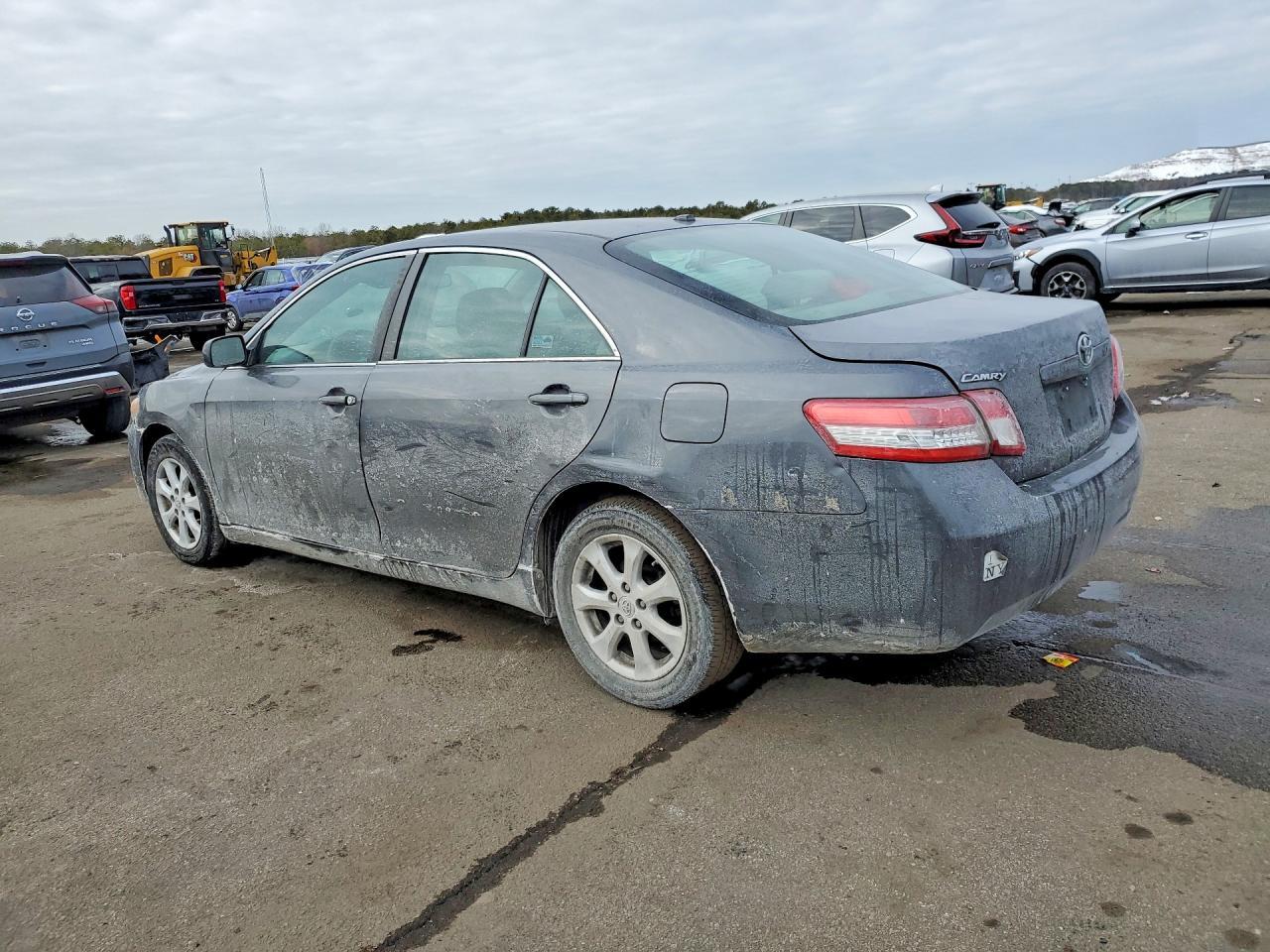 2011 Toyota Camry Base - Фото 2