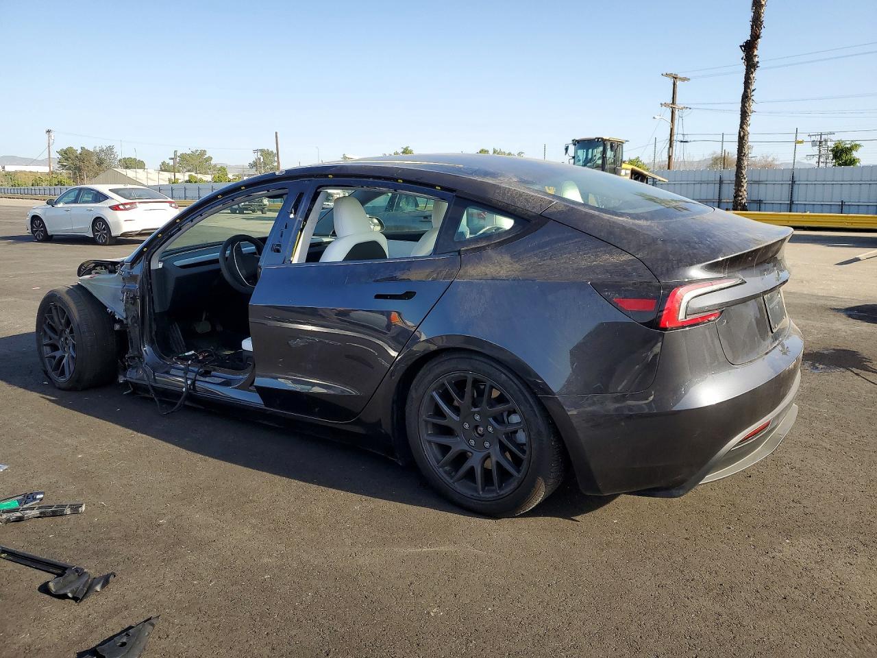 2025 Tesla Model 3 - Фото 2