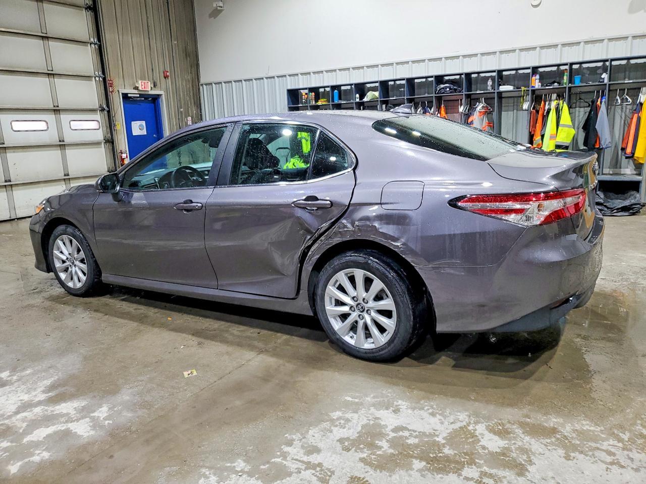 2019 Toyota Camry Le - Фото 2