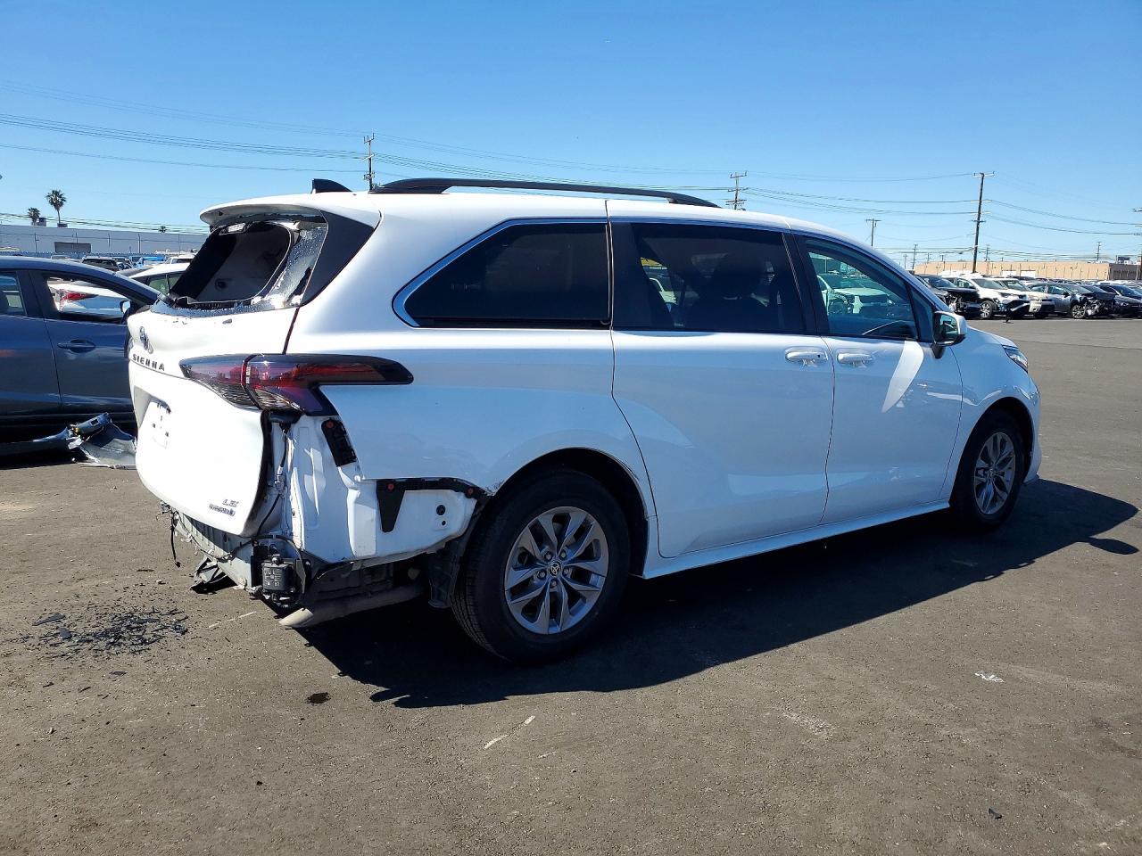2023 Toyota Sienna Le 8-Passenger - Image 3