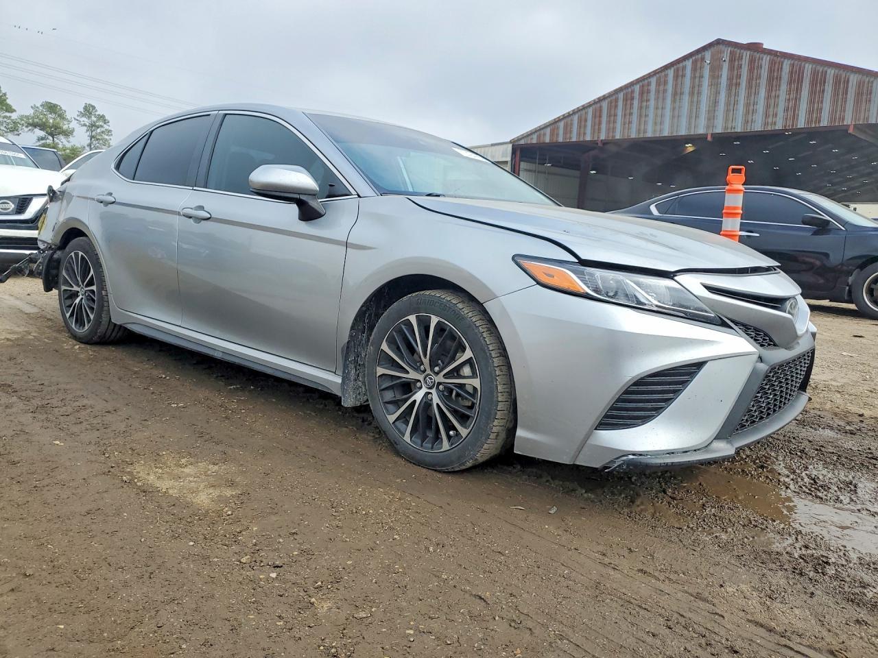 2020 Toyota Camry Se - Фото 4