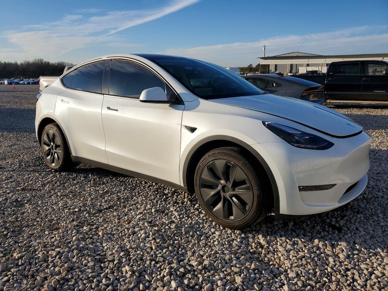 2025 Tesla Model Y - Фото 4