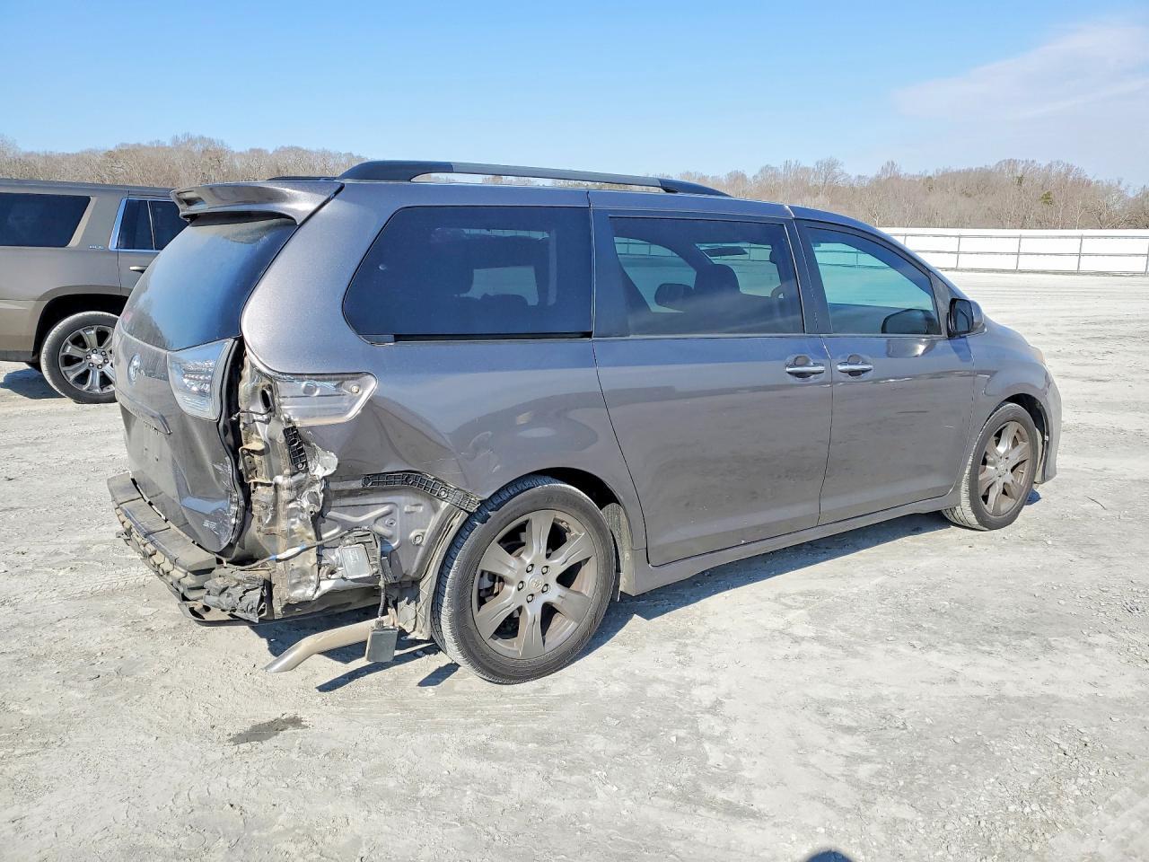 2017 Toyota Sienna Se - Image 3