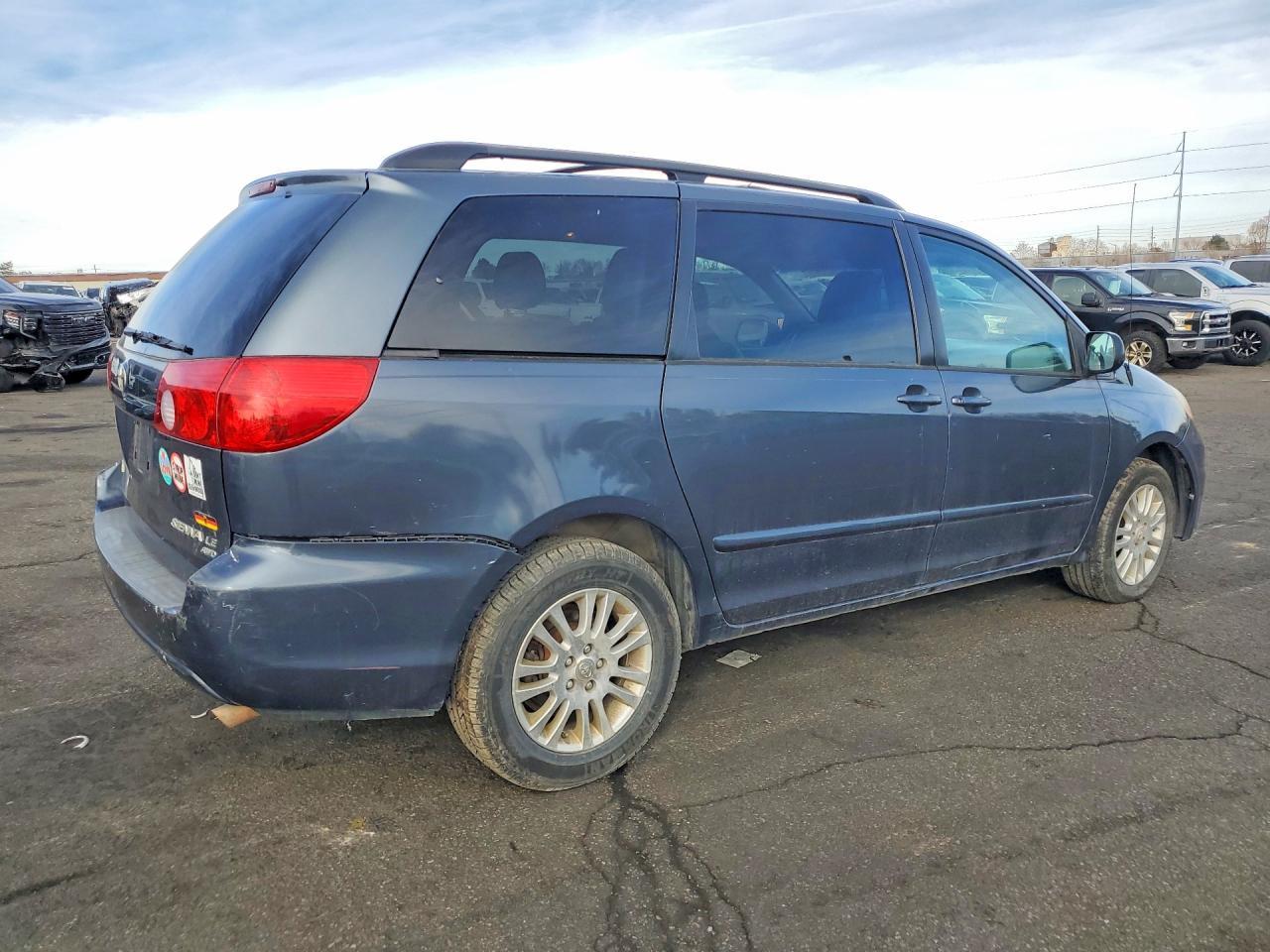2010 Toyota Sienna - Image 3