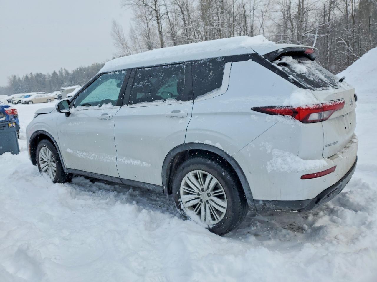 2022 Mitsubishi Outlander - Image 2