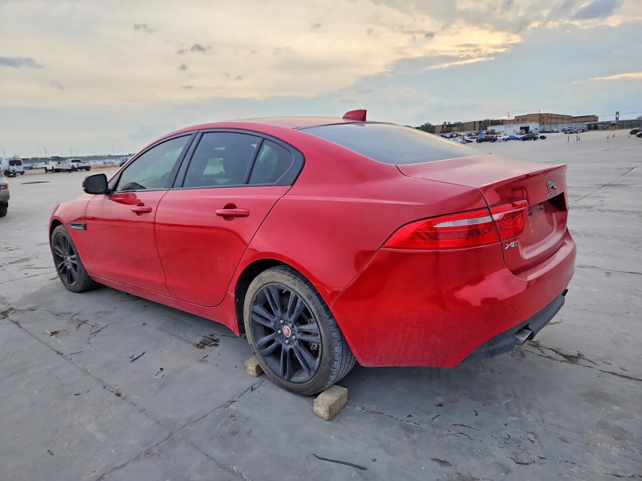 2018 Jaguar Xe Prestige 2Wd 25T 4C 4D Sedan - Фото 2