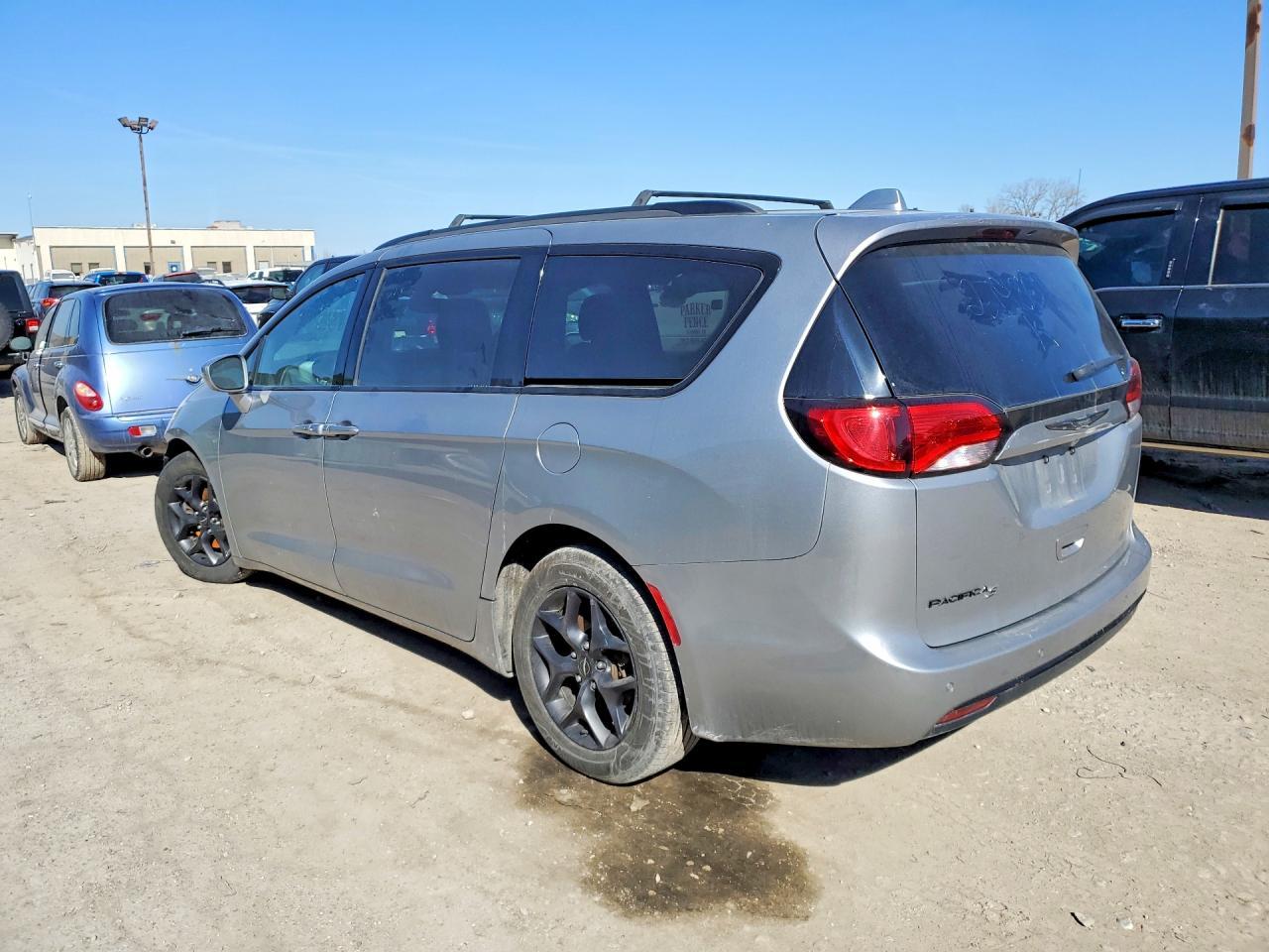 2018 Chrysler Pacifica Touring L - Image 2