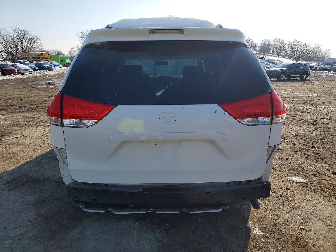 2011 Toyota Sienna Le - Image 6