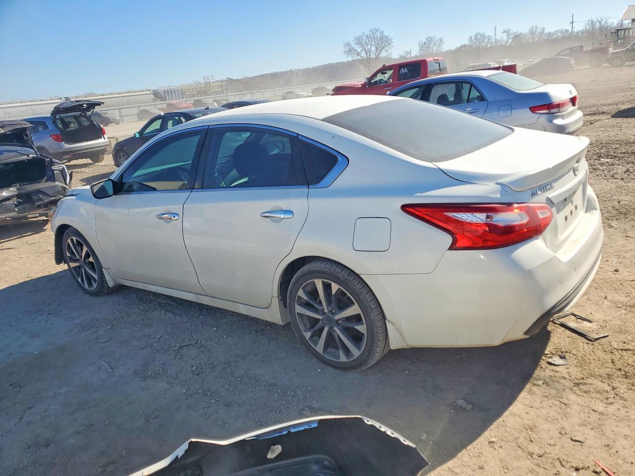 2016 Nissan Altima 2.5 - Фото 2