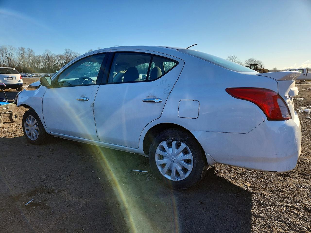 2015 Nissan Versa S - Фото 2