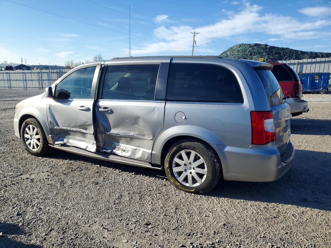 2016 Chrysler Town & Country Touring - Фото 2