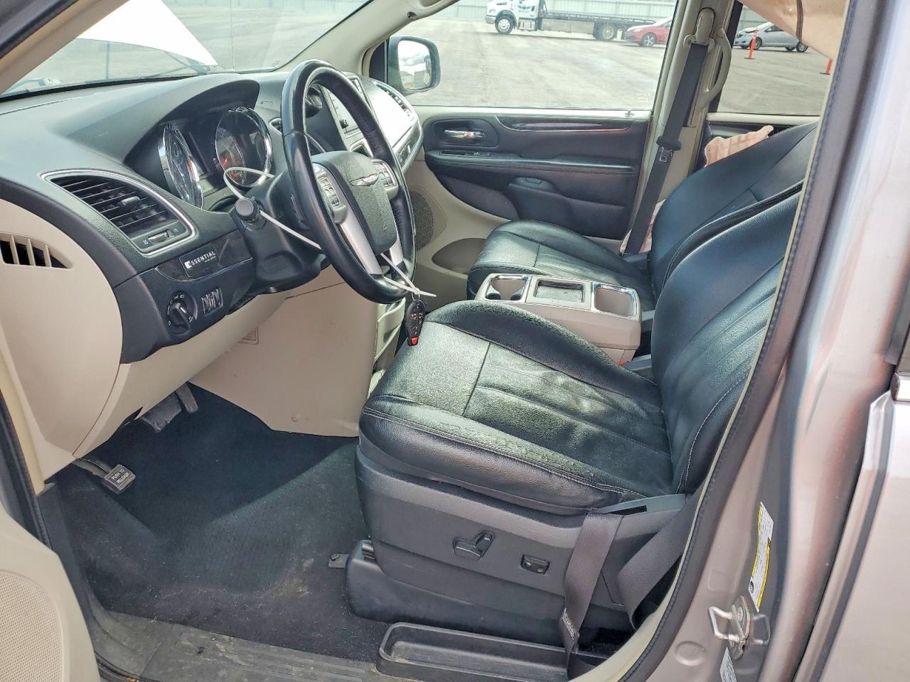 2016 Chrysler Town & Country Touring - Image 7