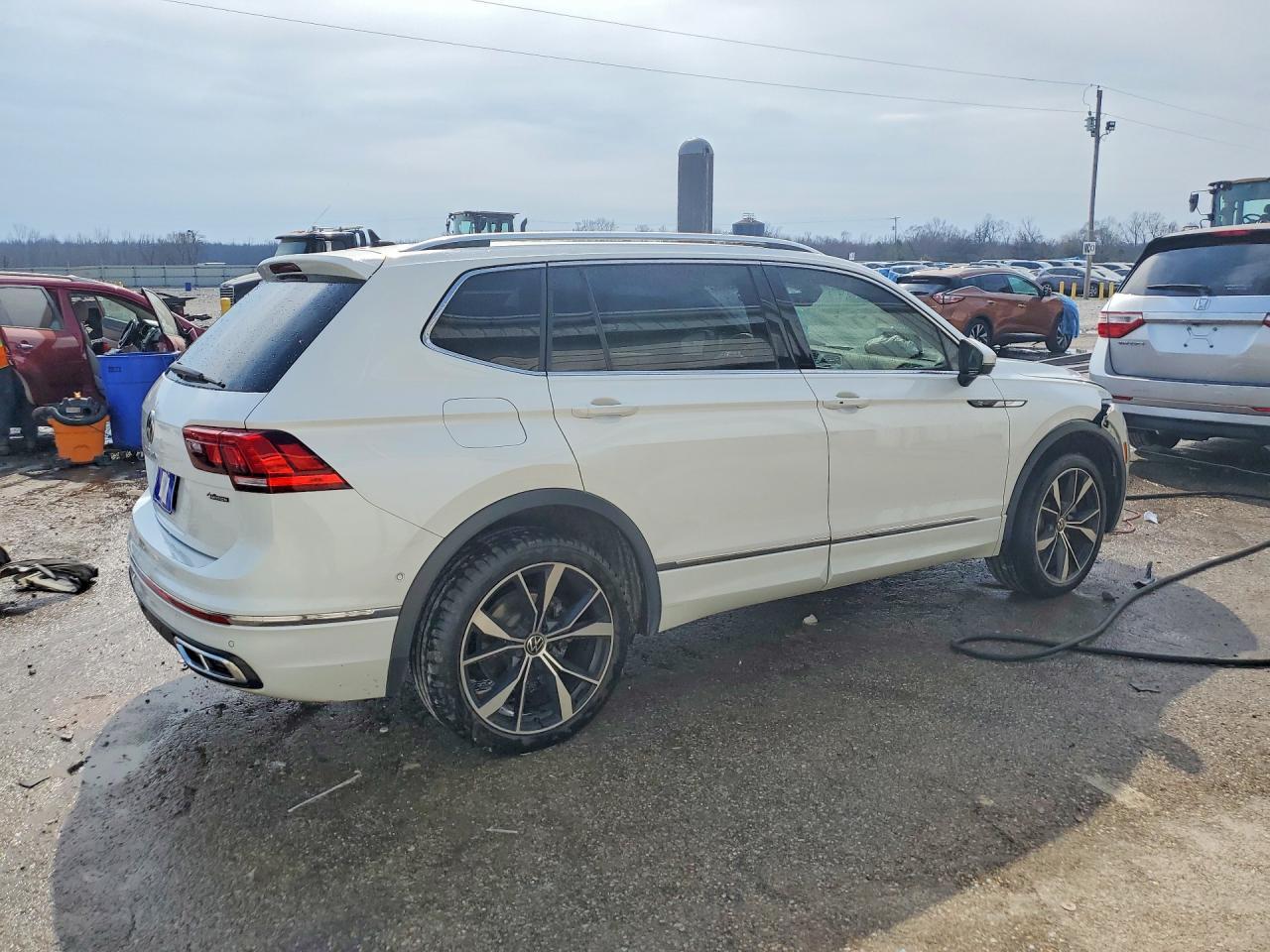 2022 Volkswagen Tiguan Sel R-Line - Фото 3