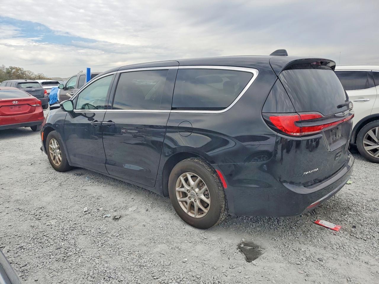 2024 Chrysler Pacifica Touring L - Image 2