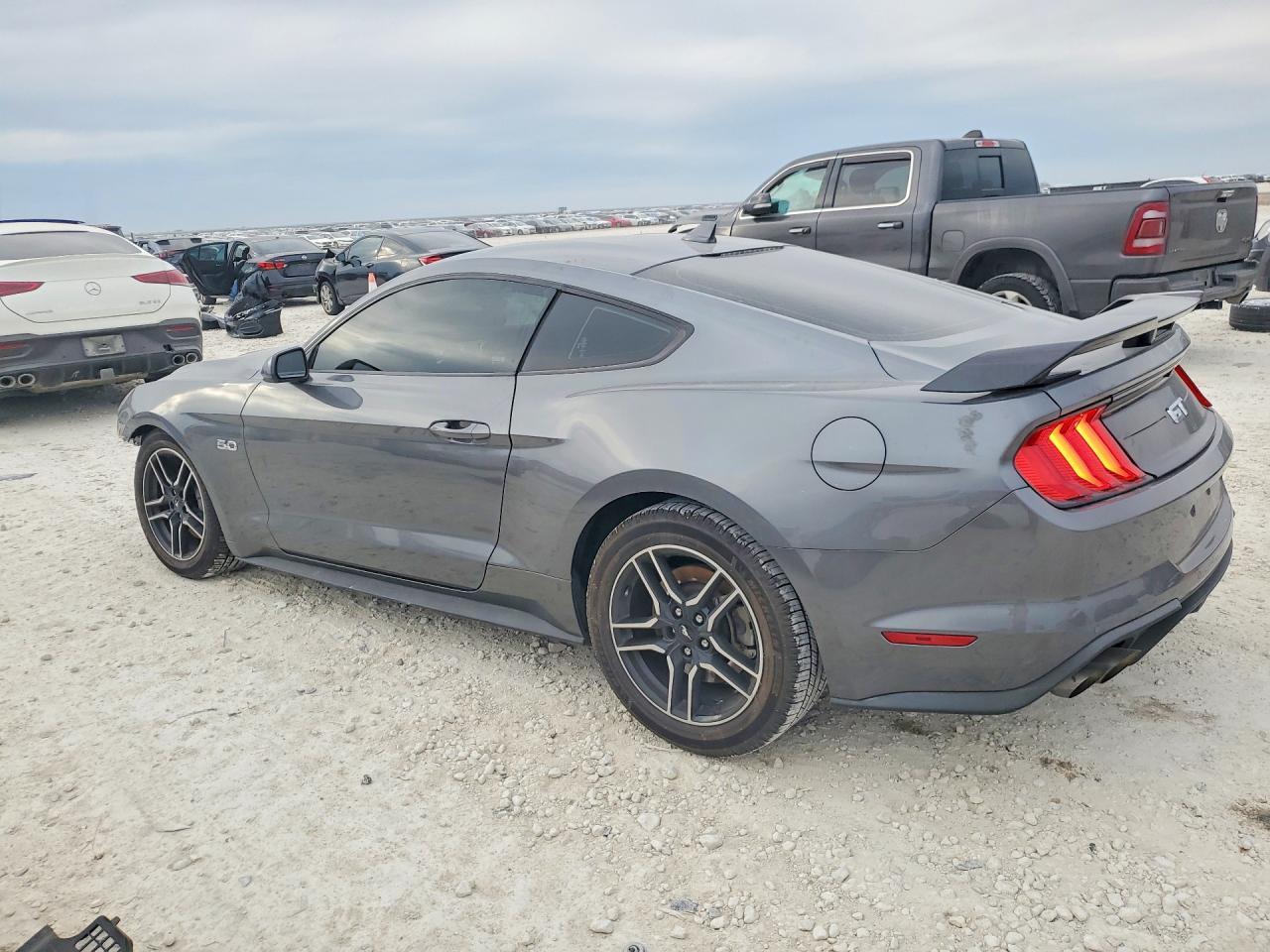 2021 Ford Mustang Gt - Фото 2