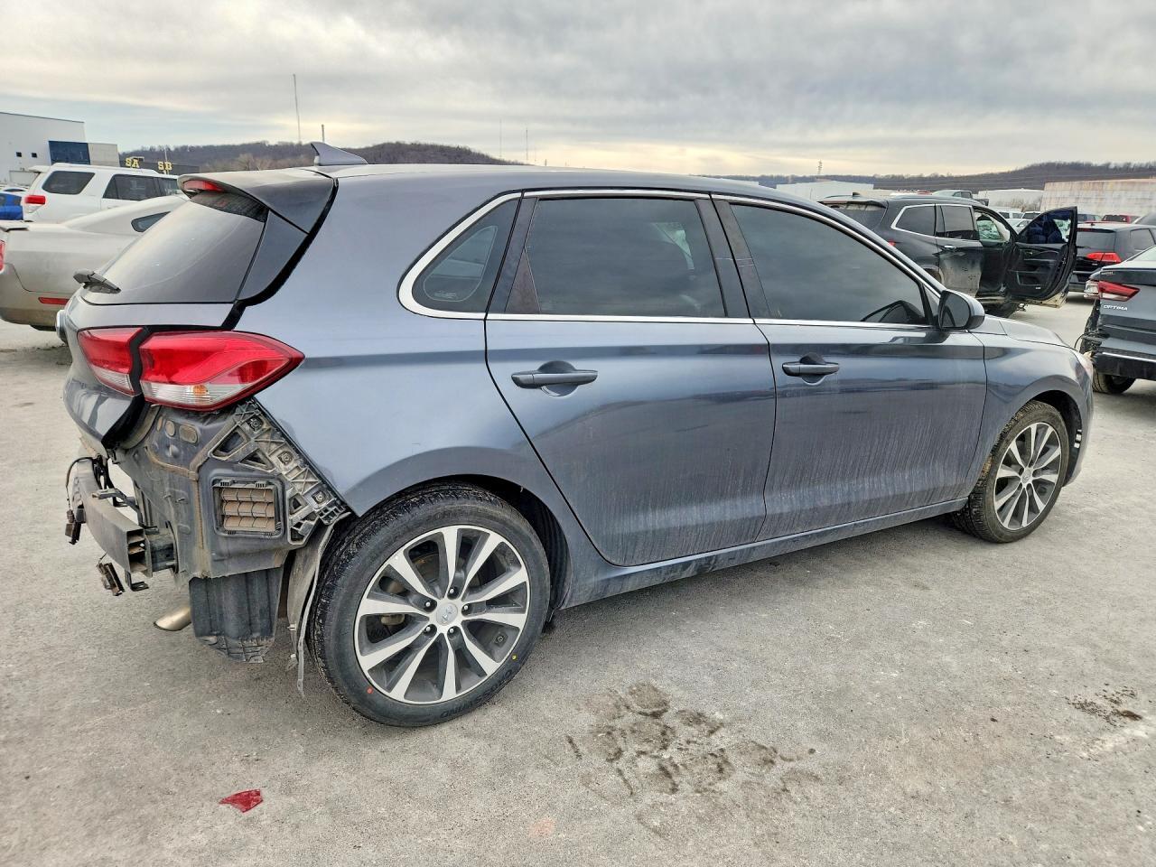 2019 Hyundai Elantra Gt - Image 3