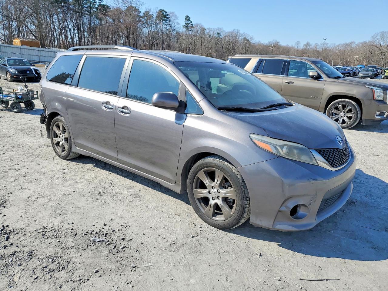 2017 Toyota Sienna Se - Image 4