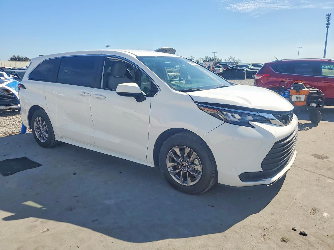 2025 Toyota Sienna Le 8-Passenger - Фото 4