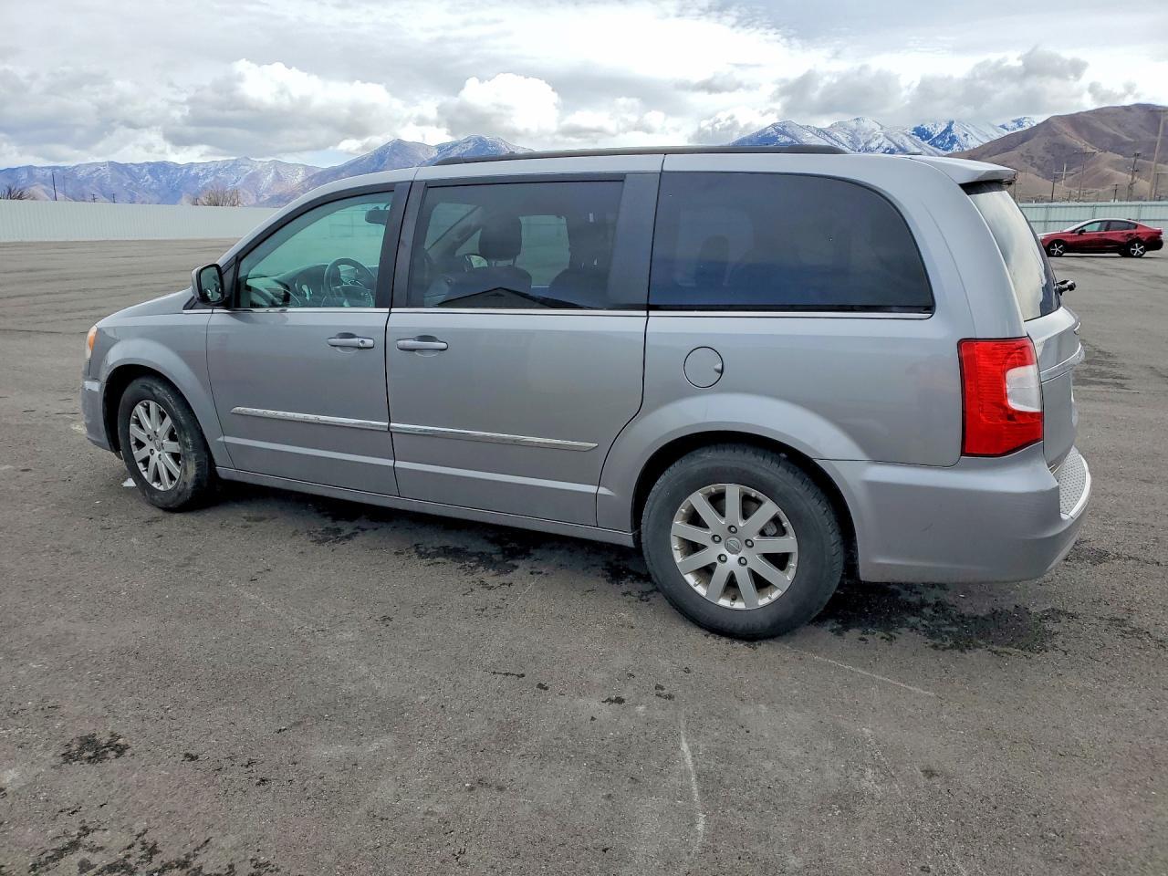 2016 Chrysler Town & Country Touring - Image 2