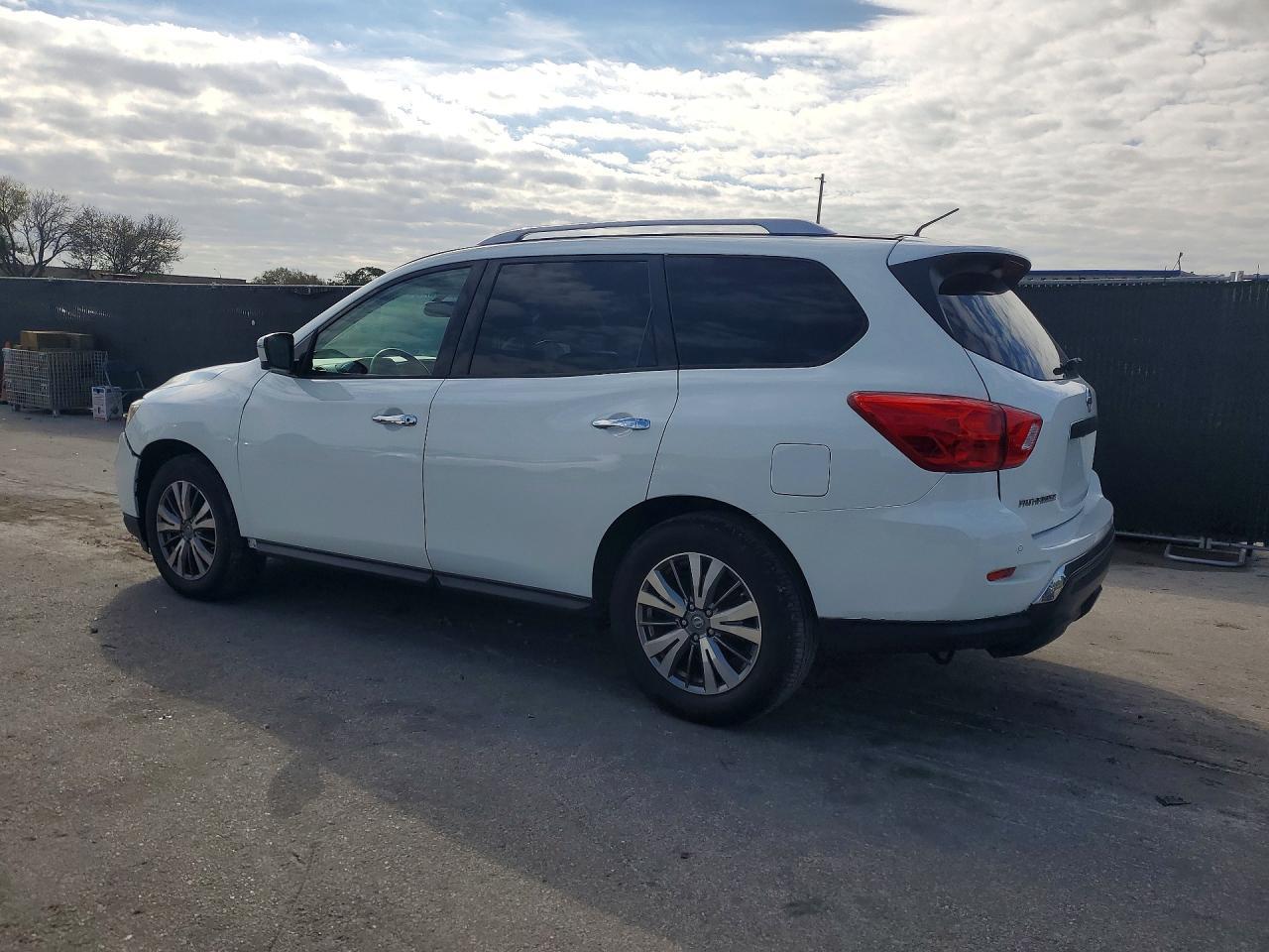 2018 Nissan Pathfinder Sl - Image 2