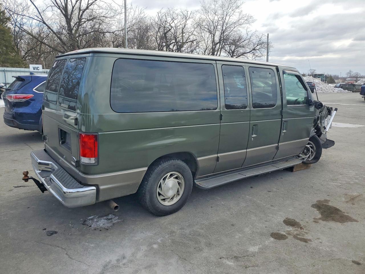 2002 Ford Econoline E150 Wagon - Фото 3