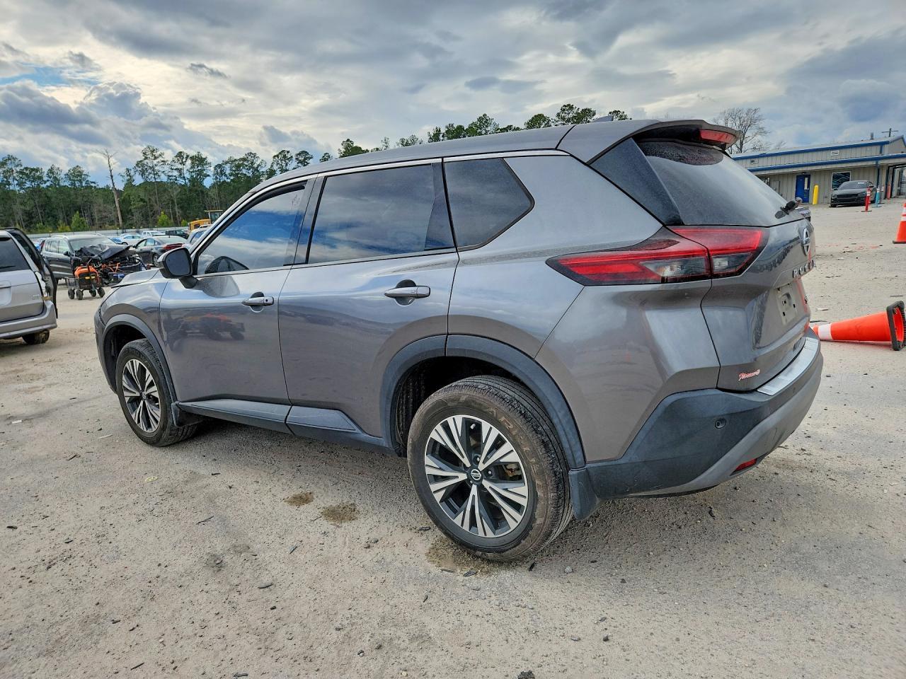 2021 Nissan Rogue Sv - Image 2
