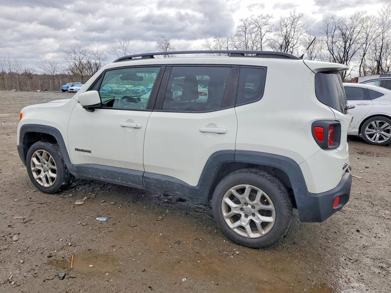 2015 Jeep Renegade Latitude - Image 2