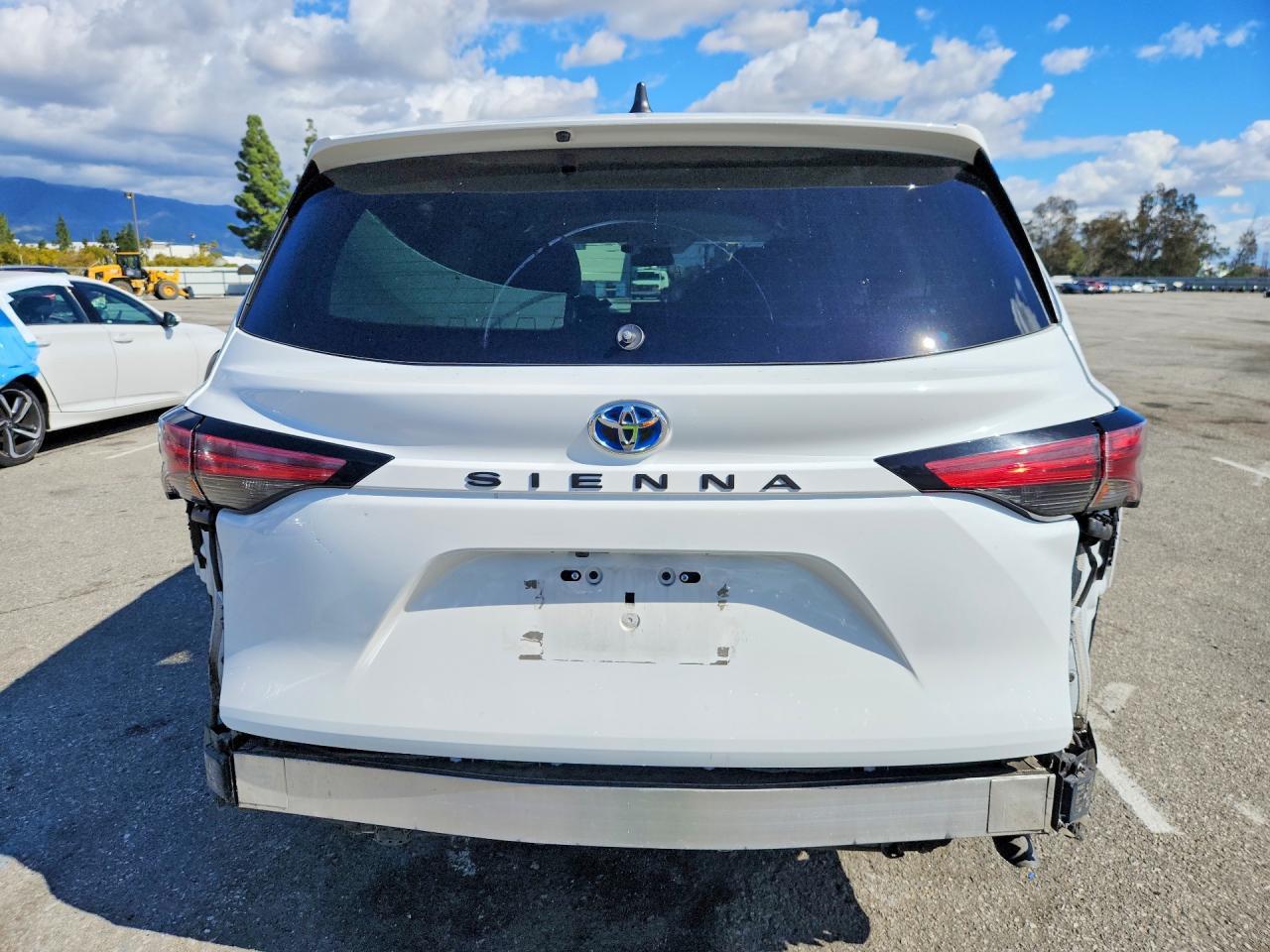 2021 Toyota Sienna Le - Фото 6