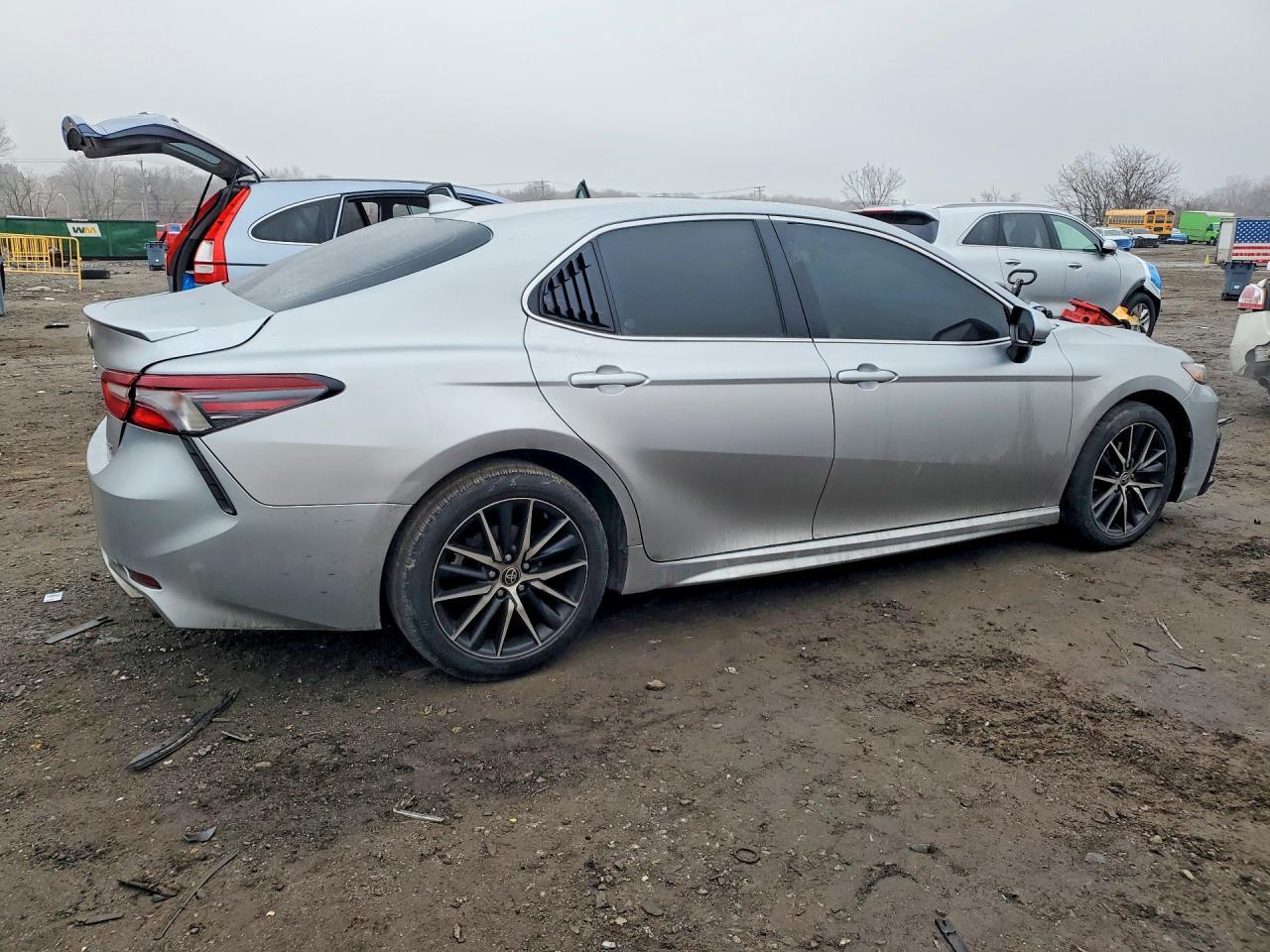 2021 Toyota Camry Se - Фото 3