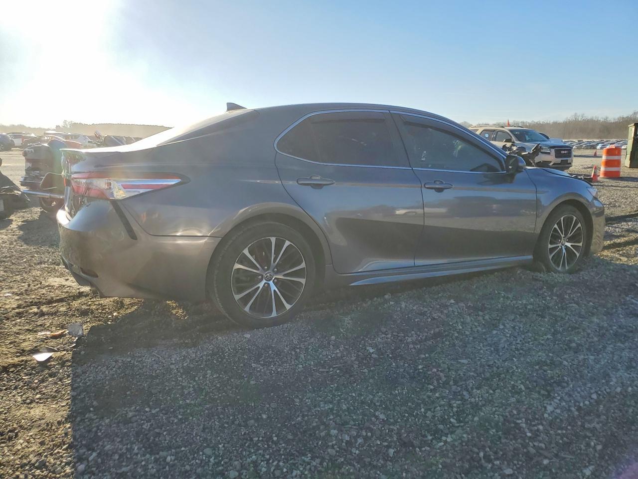2020 Toyota Camry Se - Фото 3