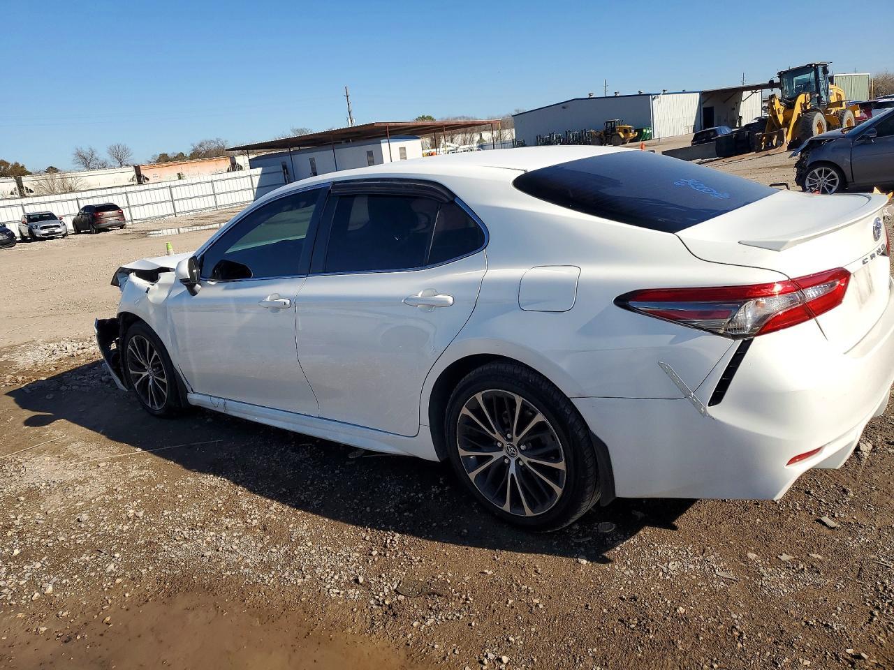 2018 Toyota Camry - Фото 2