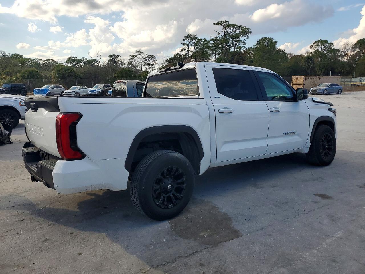 2024 Toyota Tundra Crewmax Sr - Image 3