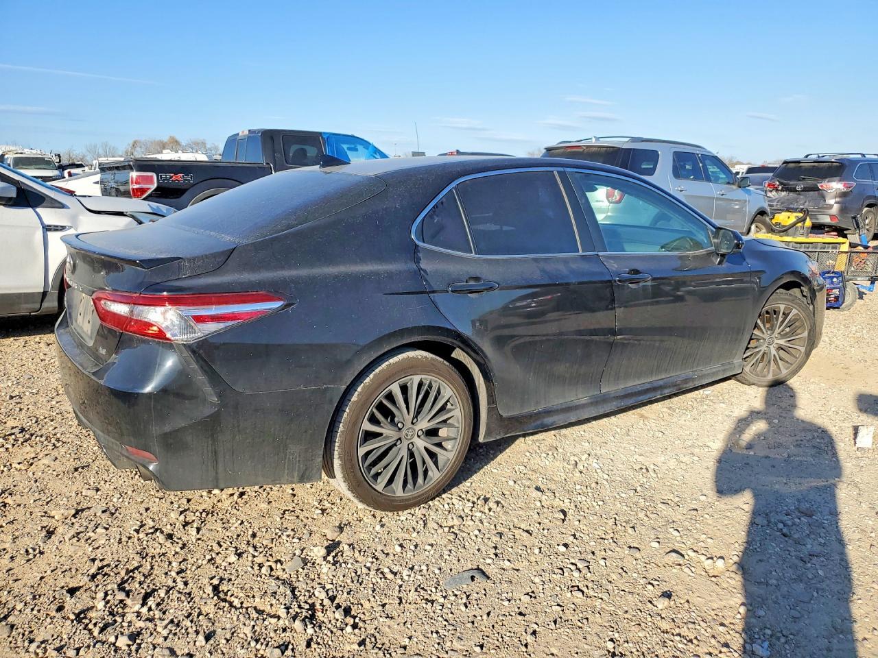 2020 Toyota Camry Se - Фото 3
