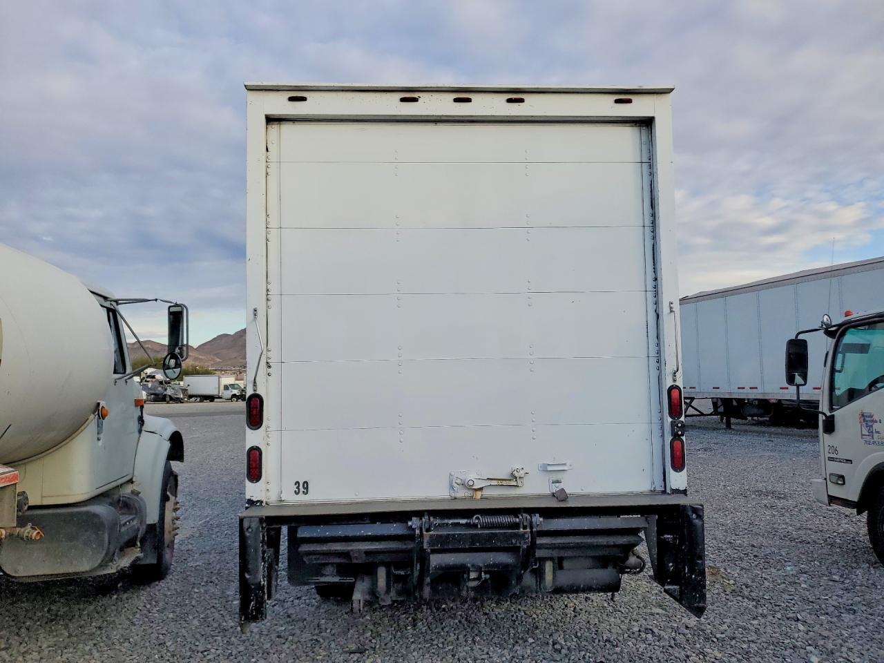 2010 Isuzu Npr Box Truck - Фото 6