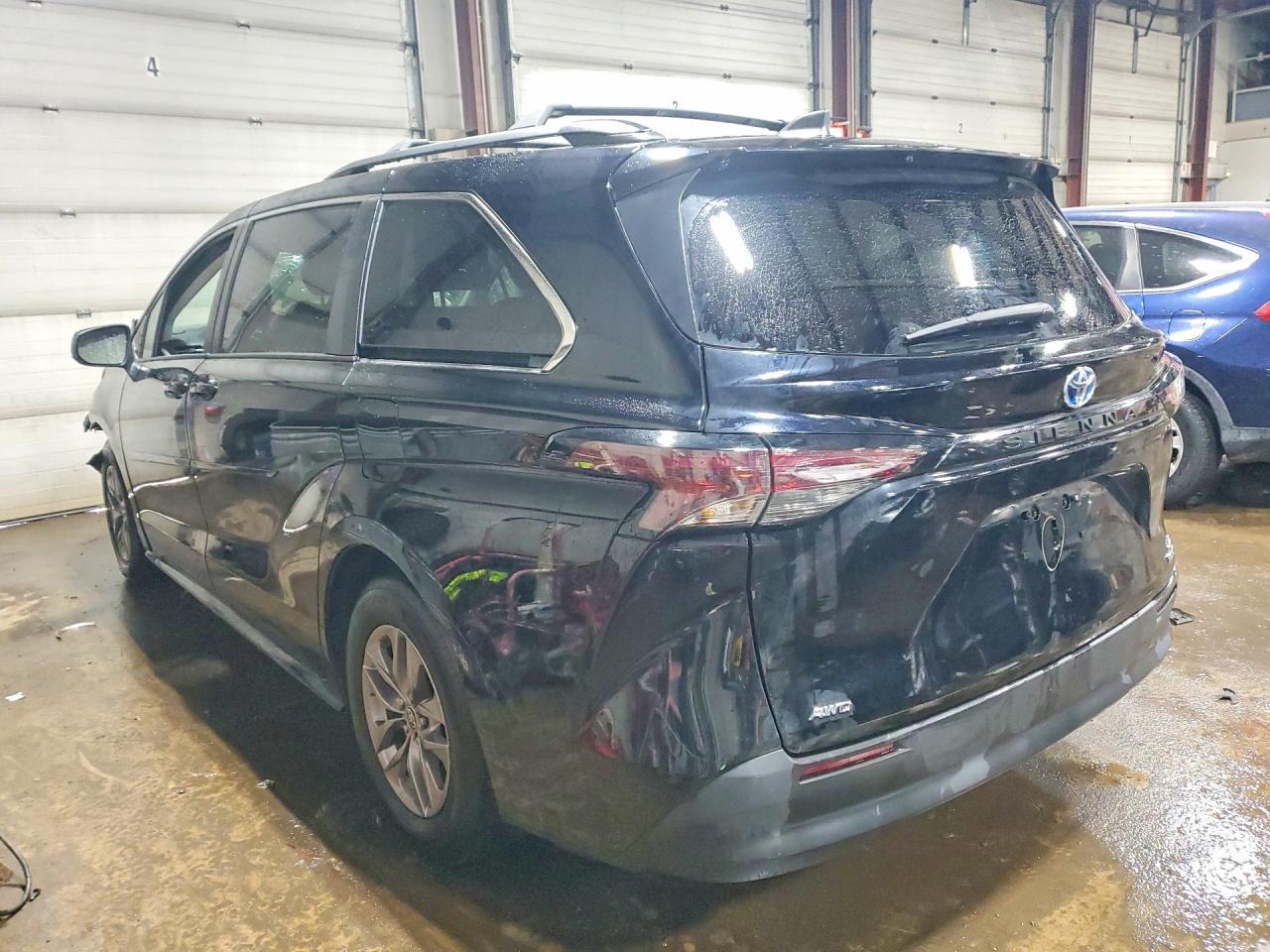 2023 Toyota Sienna Le - Фото 2