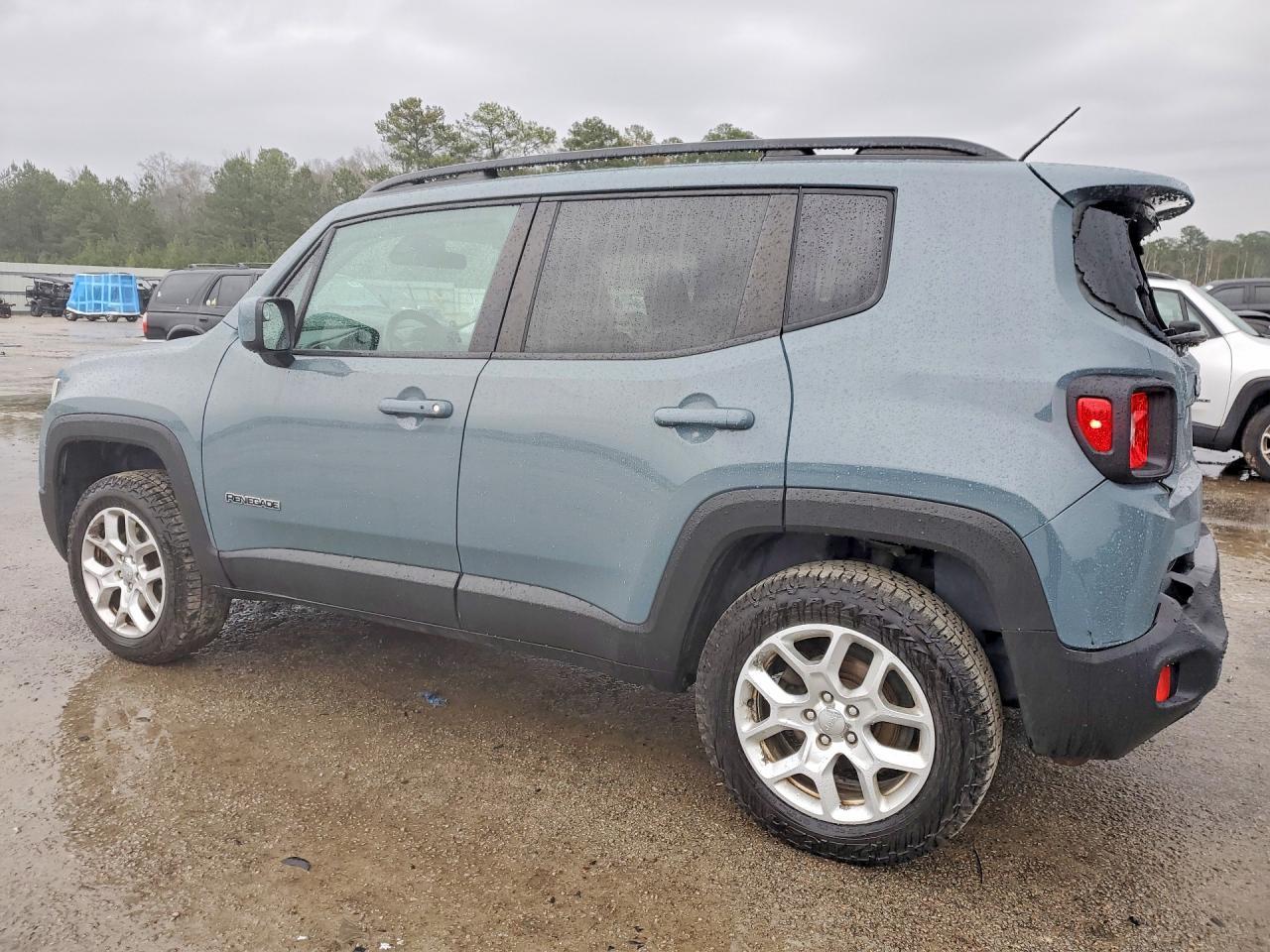 2017 Jeep Renegade Latitude - Image 2